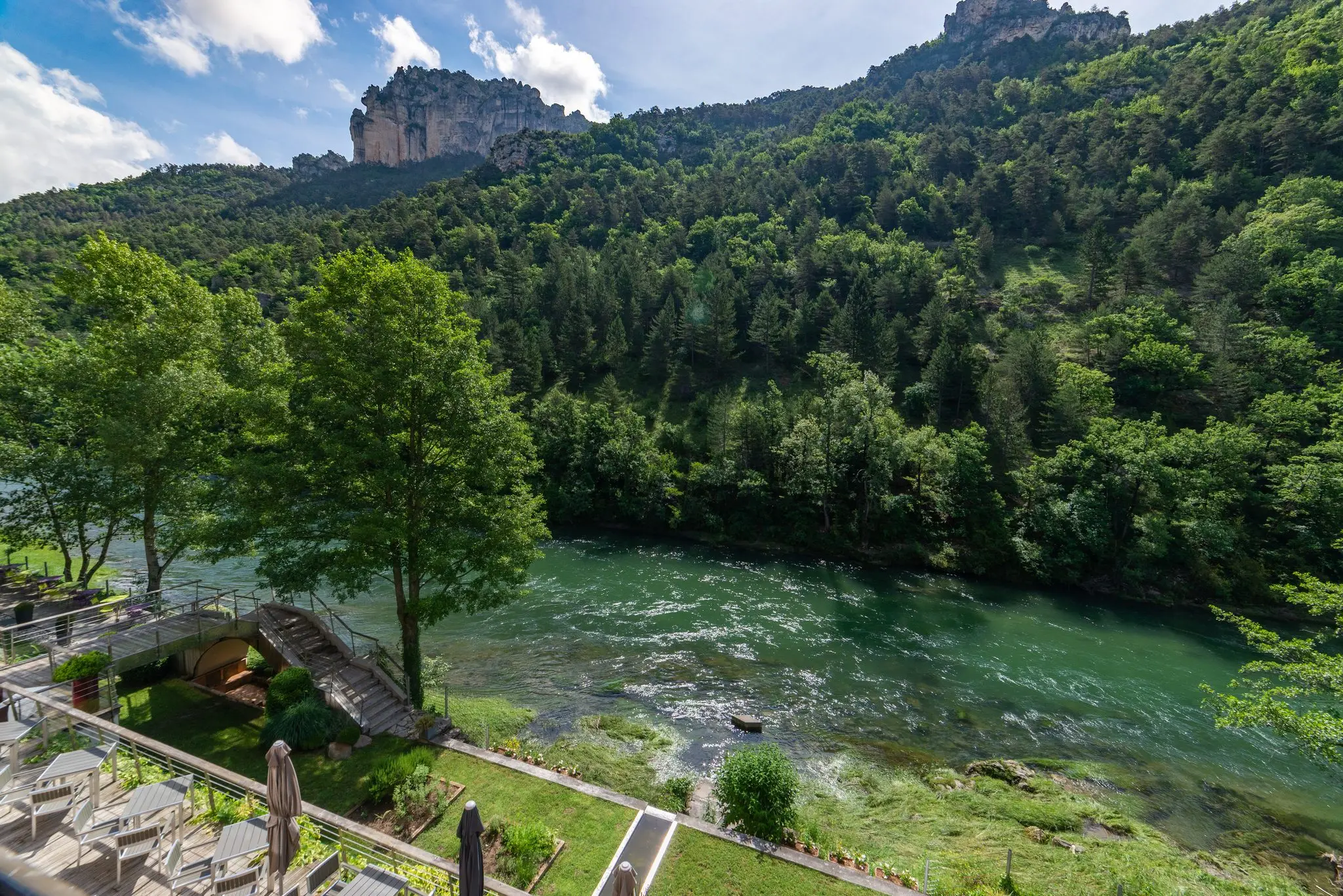Le Tarn et les falaises calcaires vus depuis un hôtel des gorges, jardin et terrasse au bord de la rivière