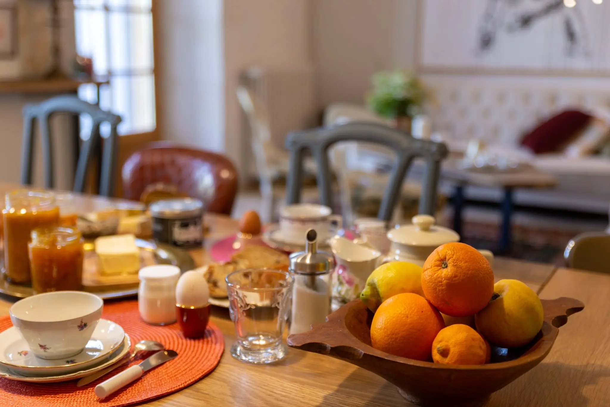 Petit-déjeuner servi en chambres d'hôtes, corbeille d'agrumes, confitures et œufs à la coque